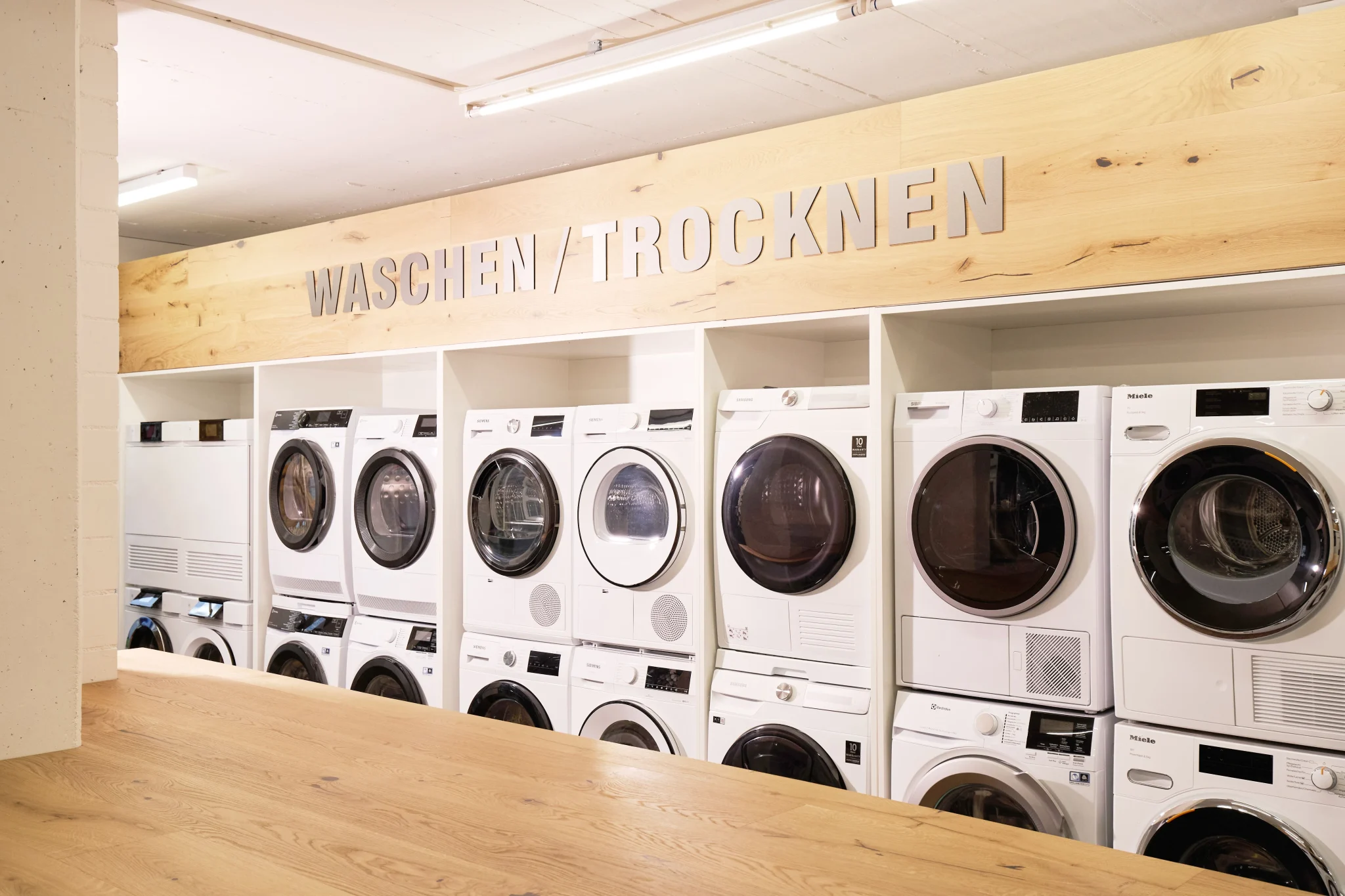Waschmaschinen und Trockner im Showroom der Redbuy GmbH in Winterthur
